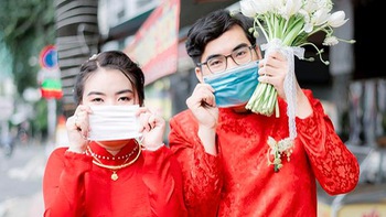 Cặp đôi kết hôn sau 9 năm quen, hưởng trăng mật qua mạng xã hội