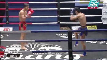 2 võ sĩ boxing 'lườm nhau' không chịu đánh bị trọng tài xử thua