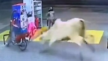'Lamborghini' lao vào cây xăng, 2 cô gái vứt xe máy bỏ chạy té khói