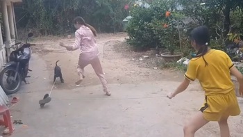 Chú chó cùng cô chủ chơi nhảy dây