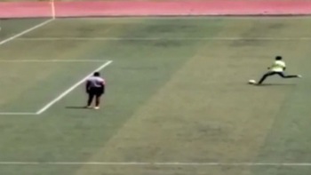 Cầu thủ lấy đà từ giữa sân sút penalty vẫn không vào