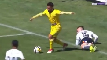Cầu thủ vấp cỏ ăn vạ để kiếm penalty