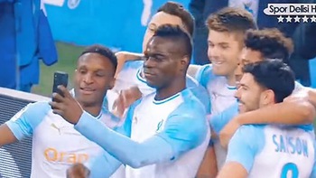 Pha ăn mừng đậm chất hài của Balotelli