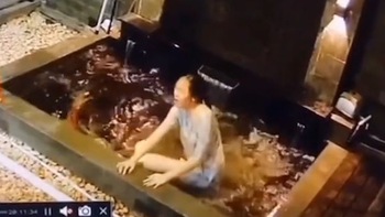 Video hài nhất tuần qua: Cô gái ngã xuống bể, cá koi bơi tán loạn