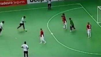 Siêu phẩm futsal 'ảo tung chảo'