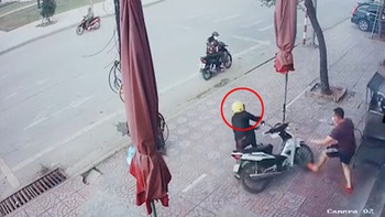 Tên trộm xe máy ngã sấp mặt khi bị chủ nhà rượt