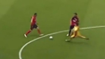 Cầu thủ cản phá bóng giữa sân vô tình lập siêu phẩm