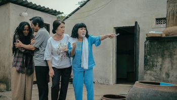 Việt Hương tái xuất đường đua phim Tết với 'Nhà không bán'