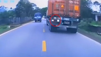 Tài xế container nhá đèn cảnh báo nguy hiểm cho xe sau không vượt