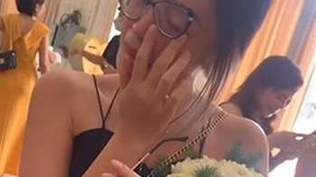 Cô gái mếu máo vì gãy kính cận khi chụp hoa cưới