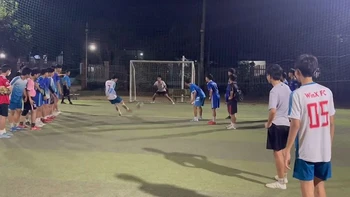 Chàng trai lấy đà giữa sân sút penalty không vào