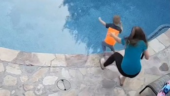 Mẹ nhanh tay chụp lấy cậu con trai nhảy xuống bể bơi