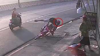 Video hài nhất tuần qua: Xe máy chạy 'lăng ba vi bộ' ngã cắm đầu