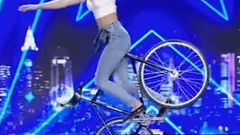 Cô gái làm xiếc với xe đạp khiến giám khảo Got Talent trầm trồ