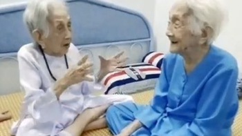 Clip cụ bà 101 tuổi mai mối cho em gái 99 tuổi