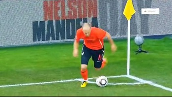 Robben đá phạt góc 'lươn lẹo' bị đối thủ bắt bài