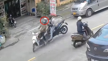 Bị tông ngã vì dừng xe máy giữa đường để nhặt tờ 50.000 đồng