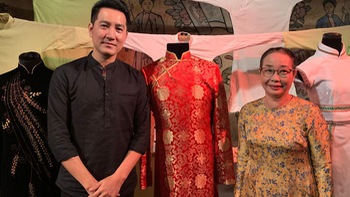 Ca sĩ Nguyễn Phi Hùng tặng áo dài cho bảo tàng