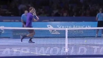 Pha bỏ nhỏ đỉnh cao của Federer khiến Djokovic bất lực