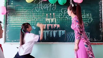 Học trò mừng sinh nhật cho cô giáo theo phong cách cây nhà lá vườn