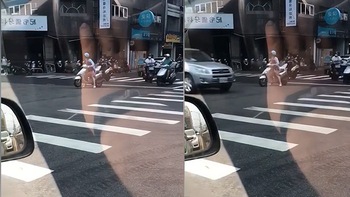 Cô gái vượt đèn đỏ nhún xe máy hù ôtô để sang đường