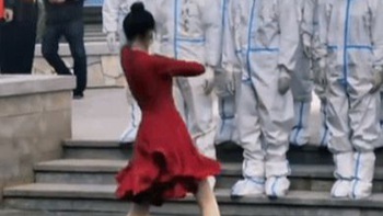Trào lưu nhảy múa cảm ơn nhân viên y tế ở Trung Quốc bị chê cười