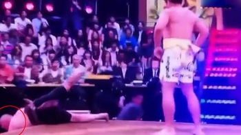 Võ sư 'truyền điện' ngã khỏi sàn đầu khi tỉ thí cao thủ MMA