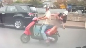Video hài nhất tuần qua: Cô gái ngồi xe máy một bên ngã xuống đường