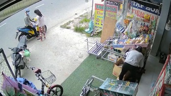 Thanh niên chạy xe tay ga cướp thùng bia của tiệm tạp hóa