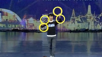 Chàng trai có đôi tay múa vòng ảo diệu ở Got Talent Thái Lan