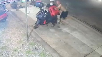 Tên trộm xe máy cuống cuồng bỏ chạy sau khi bị 'ăn cái ghế' vào mặt