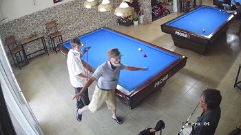 Người đàn ông nổi quạu bỏ về vì bạn chơi bida không đẹp
