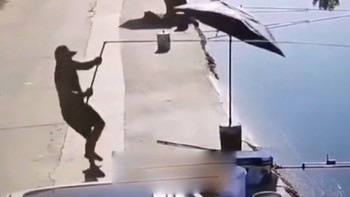 Cần thủ đi câu cá bị cá giật mất cần