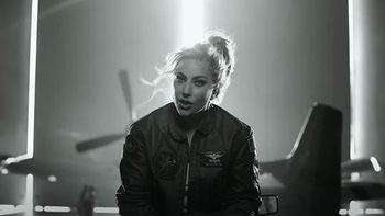 Lady Gaga 'bụi bặm' trong MV bom tấn 'Top Gun Maverik'