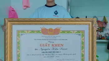 Nam sinh Nguyễn Kha Davic gây bão với giấy khen 'siêu to khổng lồ'