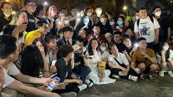 Đông Nhi 'u sầu' hội ngộ hàng trăm fan tại công viên