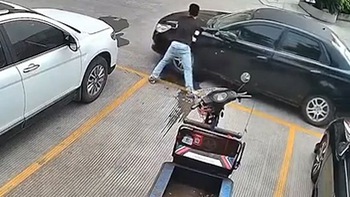 Chàng trai bê đầu ôtô dịch ra đường để mở lối cho xe máy