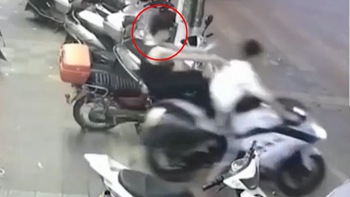 Chàng trai ngã giập mông khi ngồi môtô