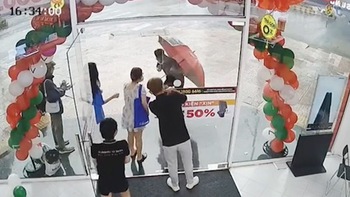 Chàng nhân viên nhiệt tình bị chụp ếch khi mang dù cho khách