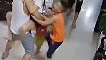 4 bố con nhảy tưng bừng khi Mạnh Dũng ghi bàn hạ gục U23 Thái Lan