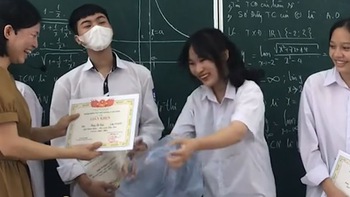 Nữ sinh tấu hài khi nhận giấy khen khiến cả lớp phì cười