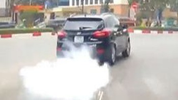 Ôtô chạy 'té khói' trên đường Hà Nội