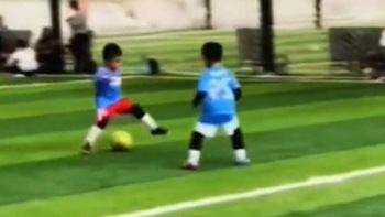 Cậu bé đảo chân rê bóng kiểu Ronaldo bị đối thủ huých ngã