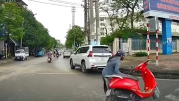 Cô gái vội nhảy khỏi xe máy khi đối đầu với ôtô