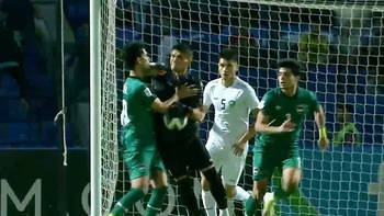 Thủ môn U23 Uzbekistan thúc cùi chỏ vào mặt đối thủ còn nằm ăn vạ
