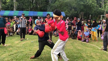 Chàng trai bị hạ knock out khi bịt mắt đấm boxing