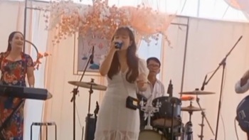 Cô gái hát 'răng em ra đi' mừng đám cưới bạn thân