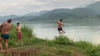 2 chàng trai nhảy tắm sông kiểu 'thiên nga vỗ cánh'