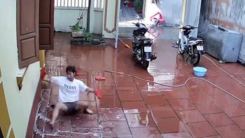 Cô gái ngã dập mông khi rượt chuột trong sân