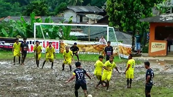 Giải bóng đá ao làng, sân vận động bị 'cày nát' thành ruộng